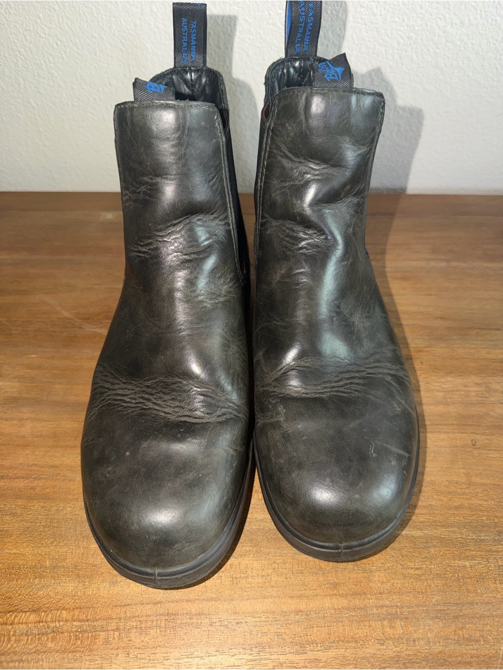 Blundstone Black Leather Chelsea Boots with Blue Pull Tabs